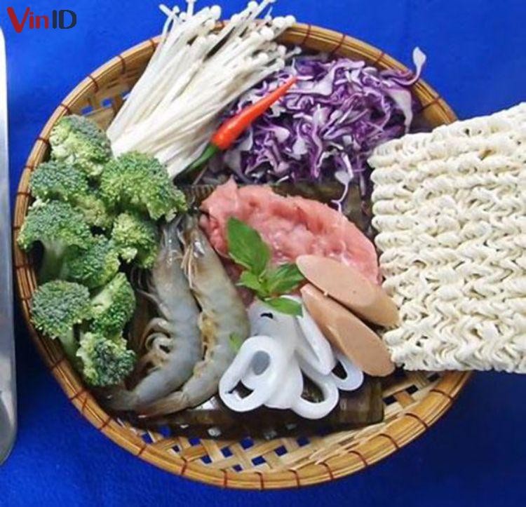 Tổng hợp nguyên liệu tươi ngon chuẩn bị cho món mì cay cấp độ 7 tại nhà