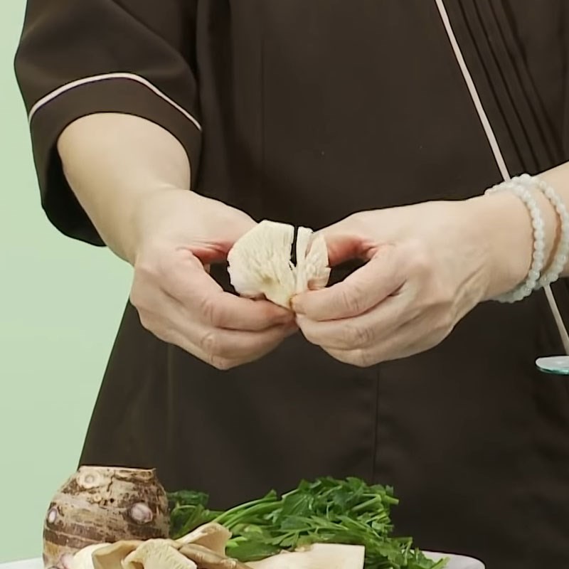 Khoai môn đã luộc sơ và gọt vỏ, cắt thành các miếng vừa ăn, tránh bị nát khi nấu