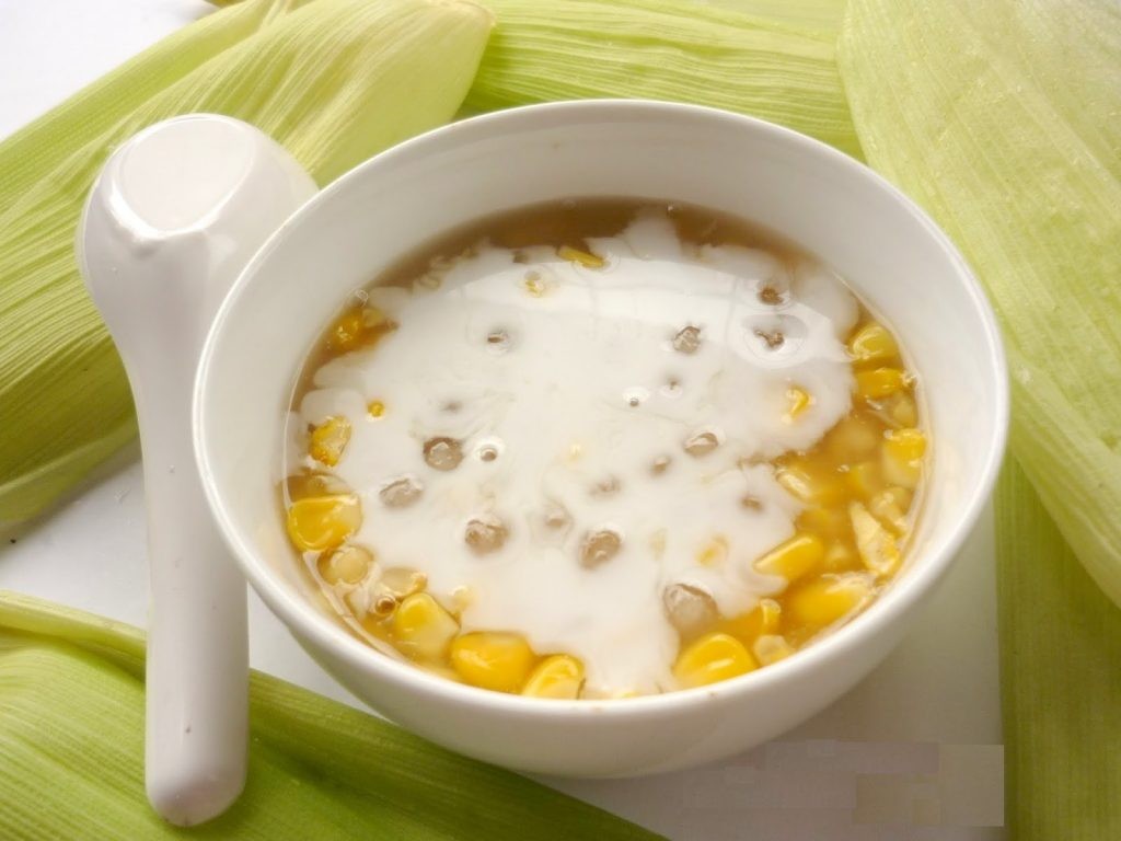 Hình ảnh một bát chè ngô đơn giản nhưng đầy đủ hương vị, sẵn sàng để thưởng thức