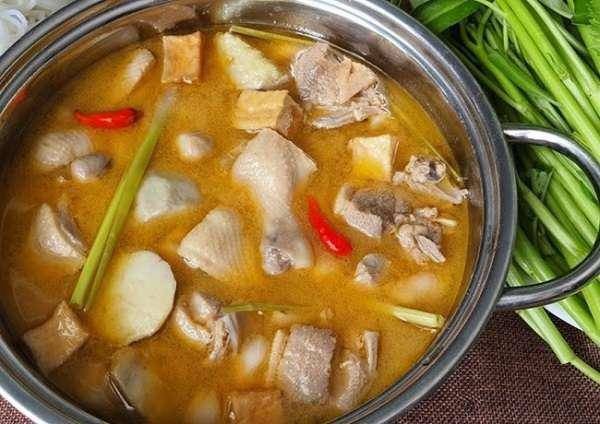 Nồi vịt nấu chao miền Tây hoàn chỉnh, thơm lừng và hấp dẫn, sẵn sàng để thưởng thức