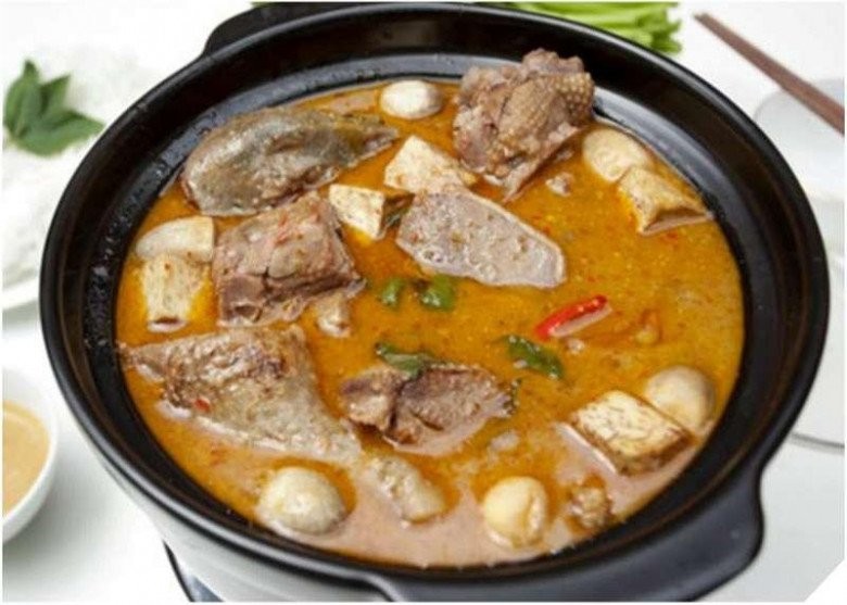 Món vịt nấu chao miền Nam đã hoàn thành, tỏa hương thơm lừng và có màu sắc đẹp mắt