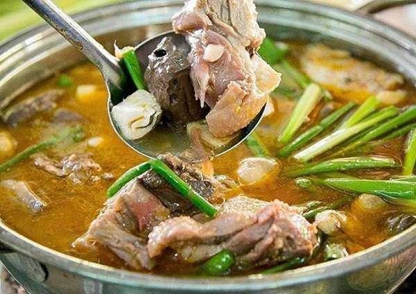 Thịt vịt trong nồi lẩu vịt nấu chao đã chín mềm, thấm đượm hương vị đặc trưng của chao và các loại rau củ