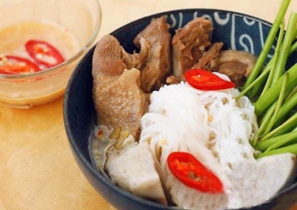 Bữa ăn ấm cúng với món lẩu vịt nấu chao kiểu miền Bắc, ăn kèm bún và rau sống
