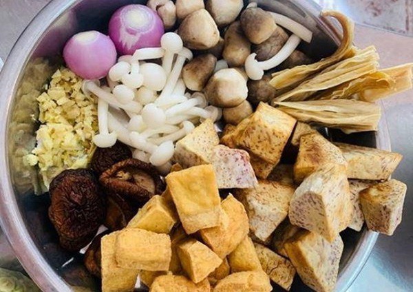 Các loại nấm và gia vị được sơ chế sạch sẽ, chuẩn bị cho món vịt nấu chao chay thanh đạm