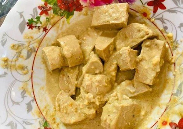 Bó xổ (thịt chay) đang được ướp cùng chao và gia vị, tạo nên hương vị đậm đà cho món vịt nấu chao chay