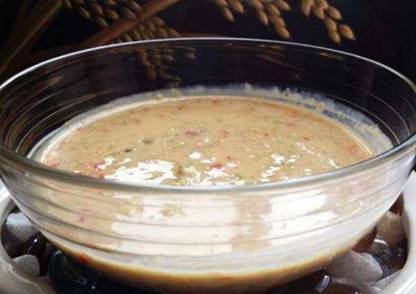 Bát nước chấm chao đỏ sánh mịn, cay nhẹ, là bí quyết tăng thêm hương vị cho món vịt nấu chao