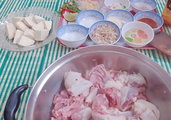 Sơ chế thịt vịt và các loại rau củ chuẩn bị cho món vịt nấu chao