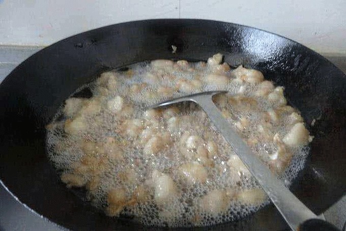 Mỡ gà đang được thái nhỏ và rán để lấy nước mỡ, bí quyết giúp xôi trắng ngon thêm phần béo ngậy và óng ả.