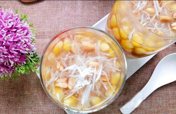 Bát chè ngô thạch lá dứa và nước cốt dừa