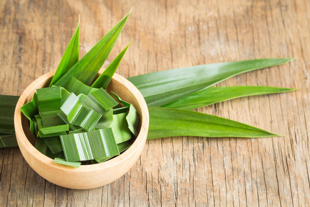 Lá dứa cắt bỏ gốc và rửa sạch với nước