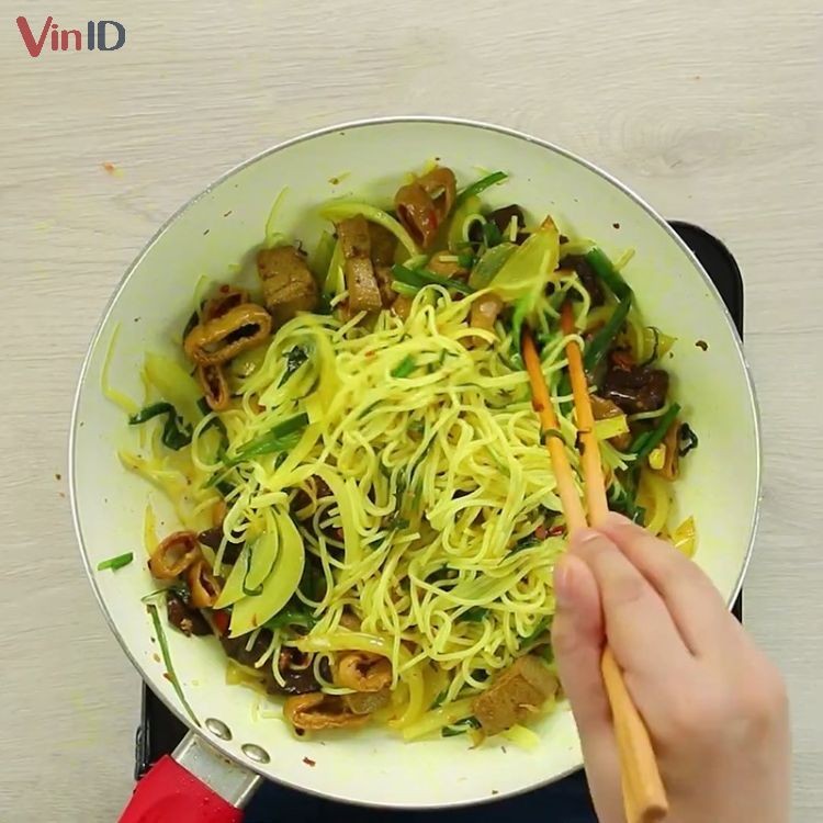 Xào bún tươi với lòng và nghệ