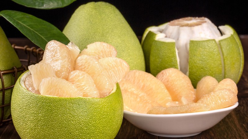 Vỏ bưởi tươi giàu tinh dầu là nguyên liệu chính để nấu nước gội đầu