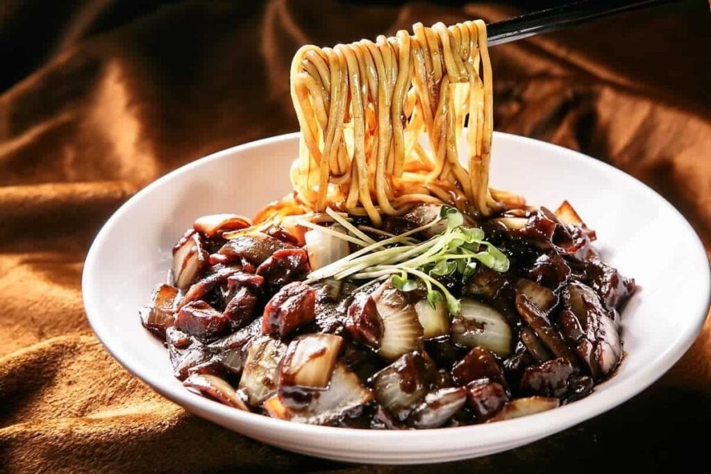 Bát mì tương đen kiểu Hàn Quốc, minh họa sự đa dạng trong các cách nấu tôm ngon phong phú
