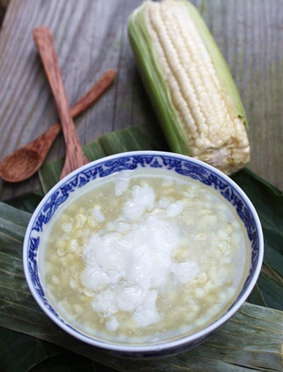 Bát chè ngô bung thơm lừng, những hạt ngô nếp bung nở mềm mại, ngọt dịu