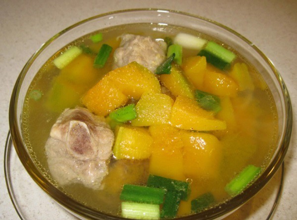 Bát canh bí đỏ hầm xương heo đậm đà