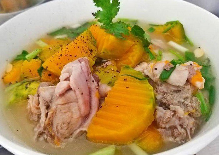 Mâm cơm gia đình với canh bí đỏ và các món mặn ăn kèm