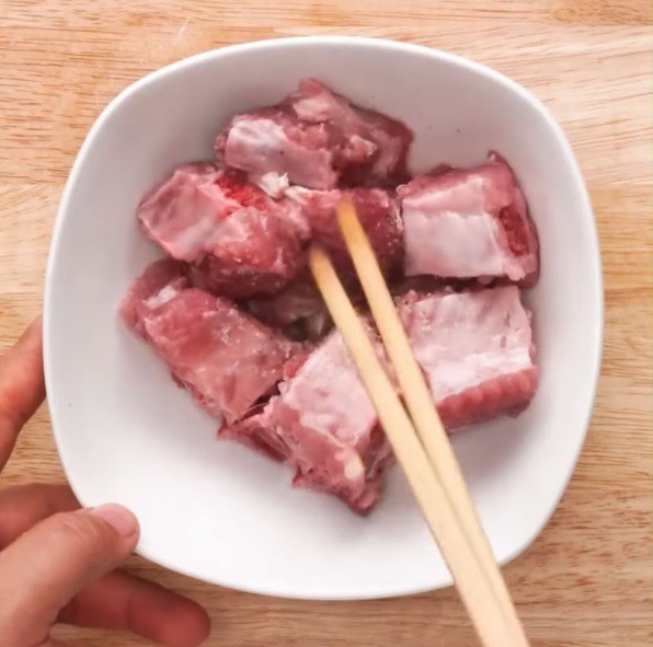 Sơ chế xương sườn và ướp gia vị cho món canh khoai sọ rau muống