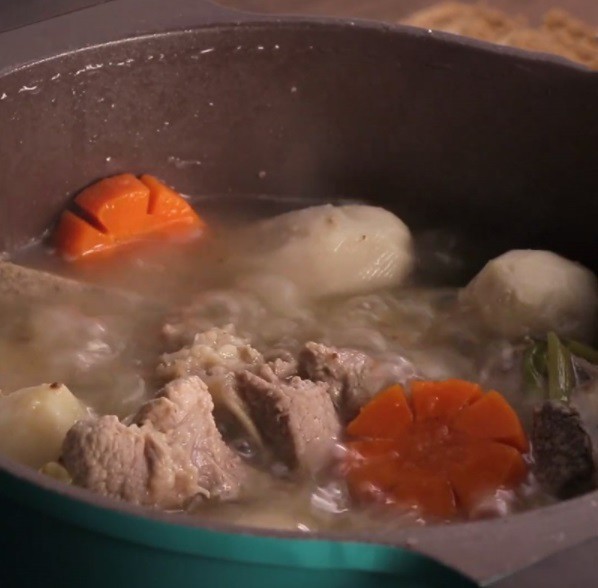 Nồi canh xương khoai sọ đã hoàn thành, có thể thêm cà rốt
