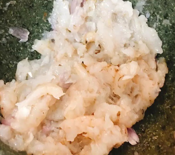 Giã tôm tươi với hành tím để làm canh khoai sọ tôm