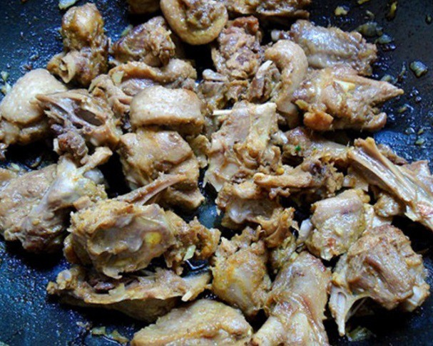 Xào săn thịt vịt để nấu canh khoai sọ
