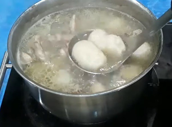 Canh vịt nấu khoai sọ đã chín mềm và bở tơi
