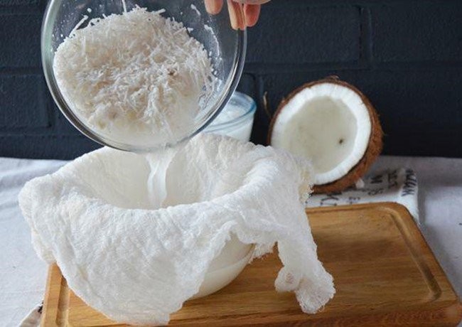 Chế biến nước cốt dừa tươi béo ngậy, không thể thiếu khi thưởng thức chè nếp đậu xanh