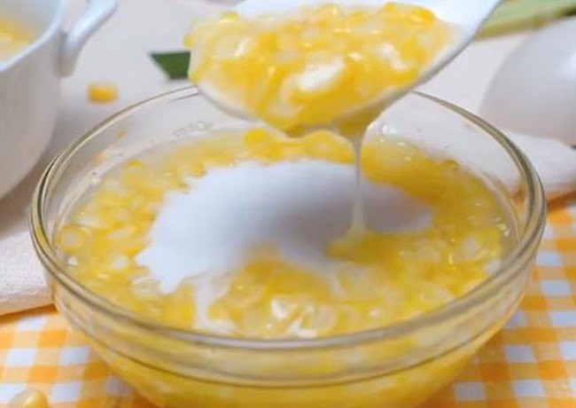 Món chè nếp đậu xanh hoàn chỉnh, rưới thêm nước cốt dừa béo ngậy, sẵn sàng thưởng thức