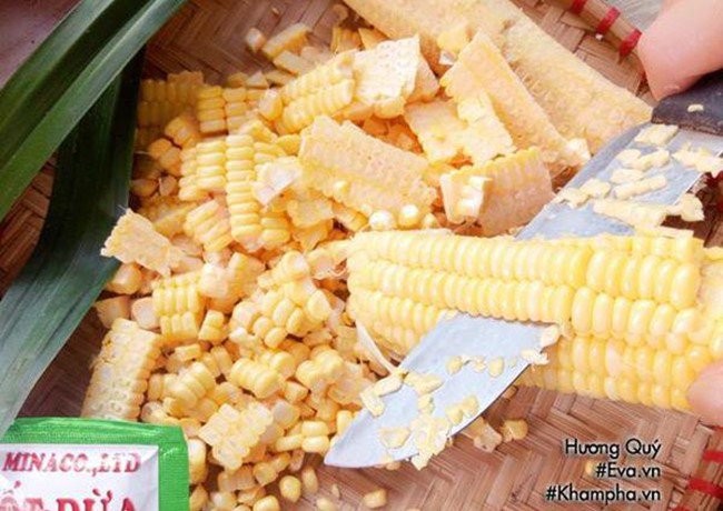 Quy trình tách hạt bắp từ cùi, chuẩn bị cho biến thể chè nếp đậu xanh với bắp