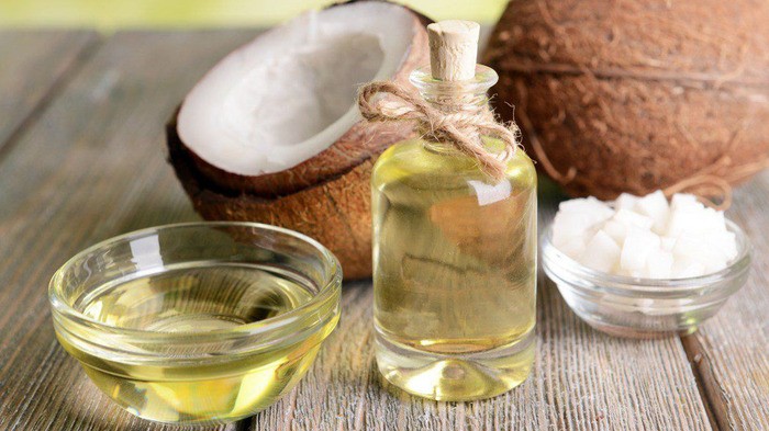Dầu dừa dưỡng da thành phẩm trong suốt sau khi lọc và đóng chai
