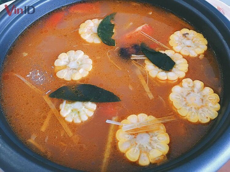 Nước dùng sườn chua ngọt sánh mịn, thơm lừng