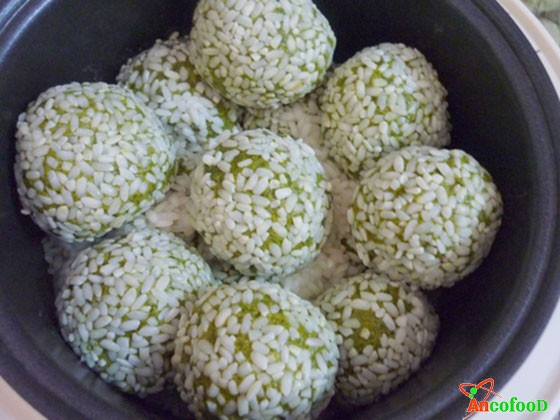 Sắp xếp xôi khúc đã gói vào nồi cơm điện để hấp