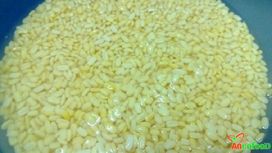 Đỗ xanh đã hấp chín, chuẩn bị giã nhuyễn làm nhân xôi khúc