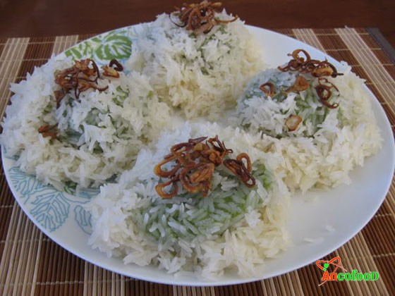 Xôi khúc nóng hổi vừa hấp xong, rắc thêm hành phi