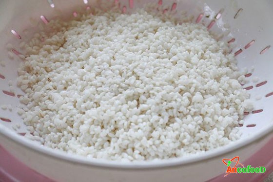 Gạo nếp đã ngâm và vo sạch, đang ráo nước