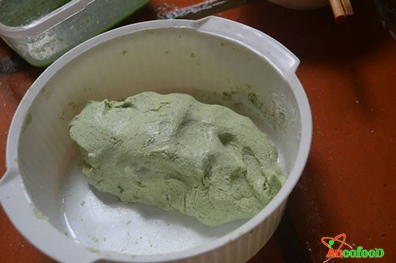 Nhào bột nếp với nước lá khúc để làm vỏ bánh xôi khúc