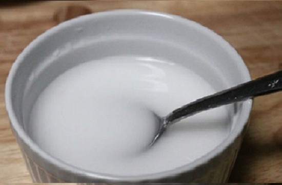 Hòa tan bột năng và bột sắn dây trong nước lạnh, chuẩn bị tạo độ sánh cho nồi chè ngô ngon