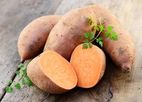 Chè ngô khoai lang ấm nóng, với những miếng khoai lang dẻo thơm và hạt ngô ngọt bùi, hấp dẫn