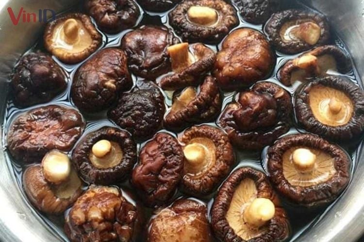 Sơ chế nấm rơm và nấm hương ngâm trong nước sạch