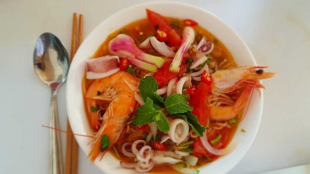 Mì tôm hải sản phong phú, có thể thêm rau cải để tăng dinh dưỡng