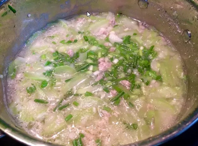 Canh bầu nấu thịt băm là một món ăn quen thuộc, dễ làm và rất thơm ngon