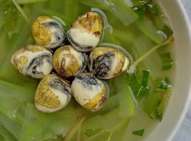 Canh bầu nấu trứng cút lộn là món ăn giàu dinh dưỡng, đặc biệt phù hợp để bồi bổ sức khỏe