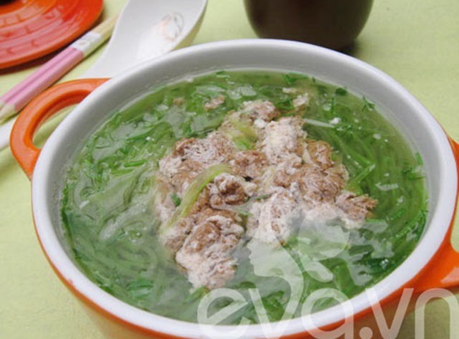 Canh bầu nấu cua đồng dân dã, thanh mát, là món ăn yêu thích của nhiều gia đình