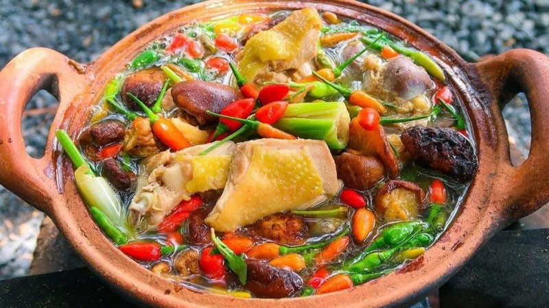 Nồi lẩu gà ớt hiểm cay nồng, một cách nấu lẩu gà ngon độc đáo