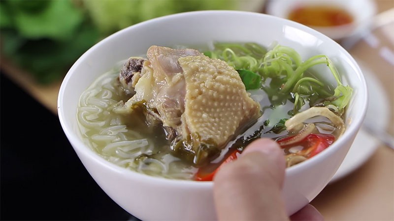 Lẩu gà lá giang thơm ngon, hương vị chua dịu dễ chịu
