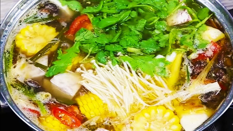 Lẩu gà thập cẩm đầy đặn, đa dạng rau củ, cách nấu lẩu gà ngon tại nhà