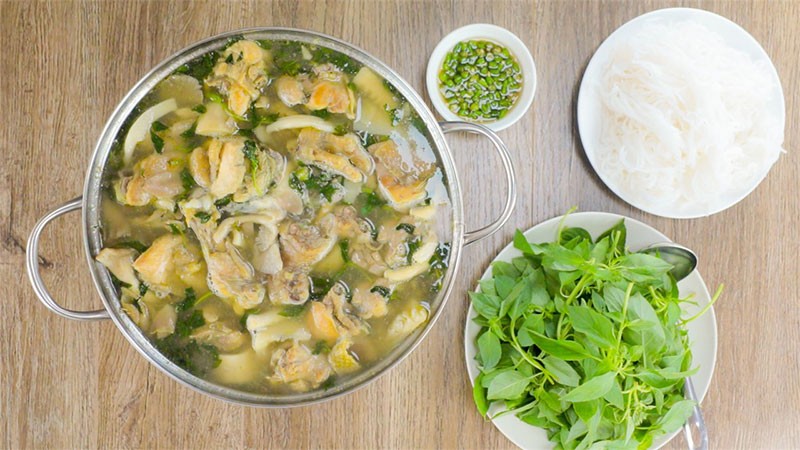 Nồi lẩu gà lá é đặc trưng Đà Lạt, mang hương vị núi rừng về nhà