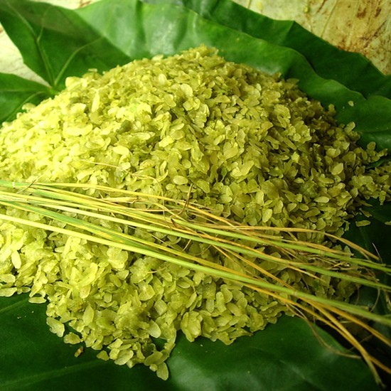 Những hạt cốm nếp xanh mướt, tươi ngon, nguyên liệu đặc biệt cho món chè ngô cốm thơm lừng