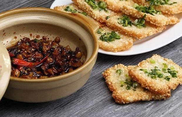 Món kho quẹt tóp mỡ đậm đà, ăn kèm rau củ luộc truyền thống