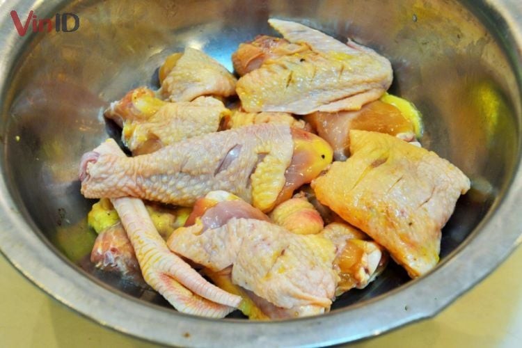 Gà nguyên con đã được sơ chế và chặt khúc để nấu gà ngũ quả
