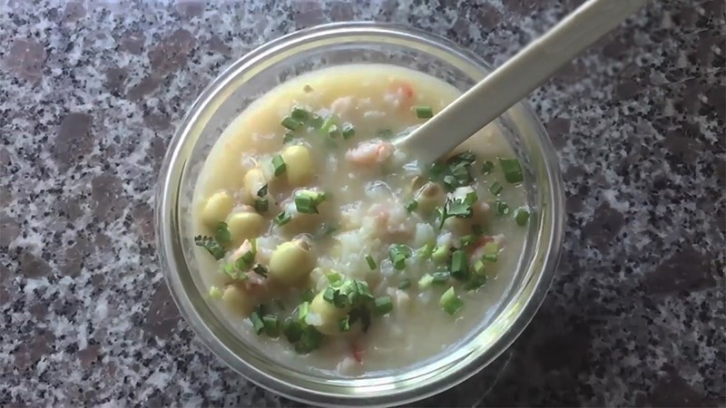 Cháo tôm hạt sen cho bé ngọt bùi hấp dẫn